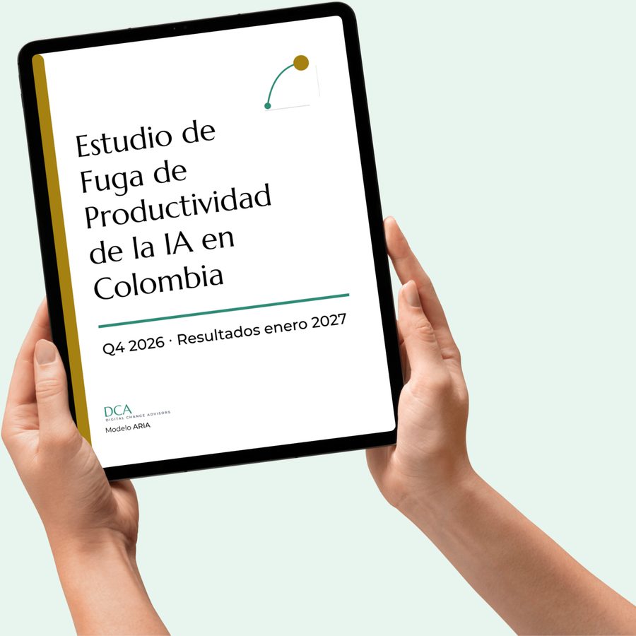 Tableta sostenida con ambas manos mostrando la portada del Estudio de Fuga de Productividad de la IA en Colombia — Digital Change Advisors · Modelo ARIA · cupo de hasta 100 empresas, cierre de campo 16 de octubre de 2026