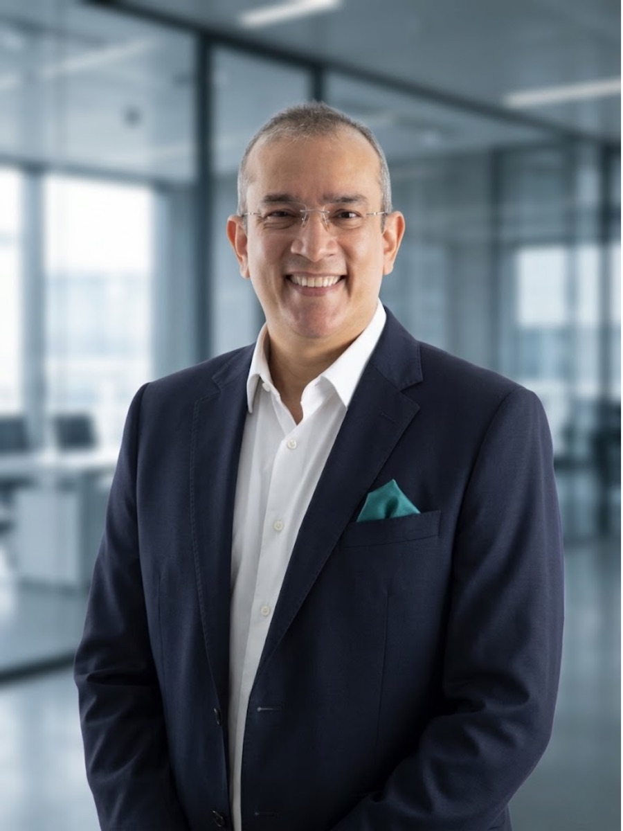 Retrato ejecutivo de César Lozano, Fundador y CEO de Digital Change Advisors